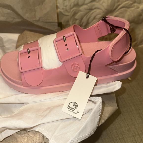 GUCCI GG Isla Logo Embossed Rubber Sandals - Picture 9 of 10